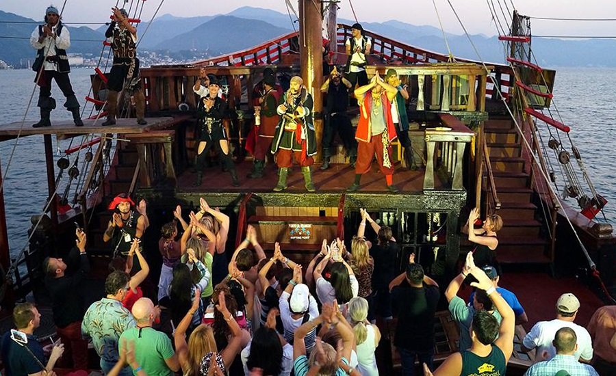 Capitan Hook Tour Dinner - Open Bar & Show - Imagen 4